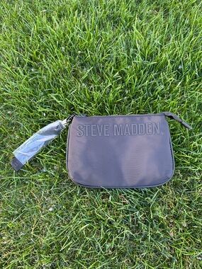 🆕 Steve Madden Black Zip Wristlet Clutch with Embossed Logo